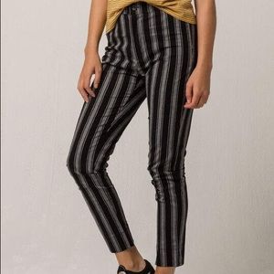 Tilden Pants/Tilly‘s Ivy & Main Striped Crop Pants